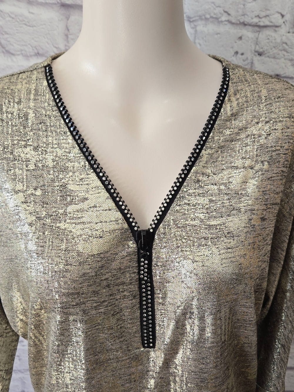 Frank Lyman Gold Metallic Rhinestone V-Neck Top – Size 14 ✨ - Picture 3 of 9